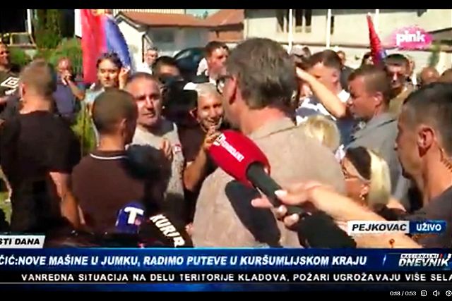 (VIDEO) VUČIĆ IDE PO SRBIJI, DELI OTKAZE I ZAPOŠLJAVA Radnik JKP mu rekao da je dobio otkaz jer nije išao na miting, on mu odgovorio: „Ako je to razlog, dobiće svi oni otkaz“
